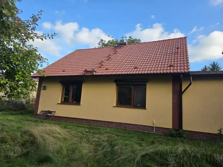 Dachreinigung in Malchin – Moos und Flechten werden schonend entfernt Dachreinigung in Malchin – Moos und Flechten werden schonend entfernt